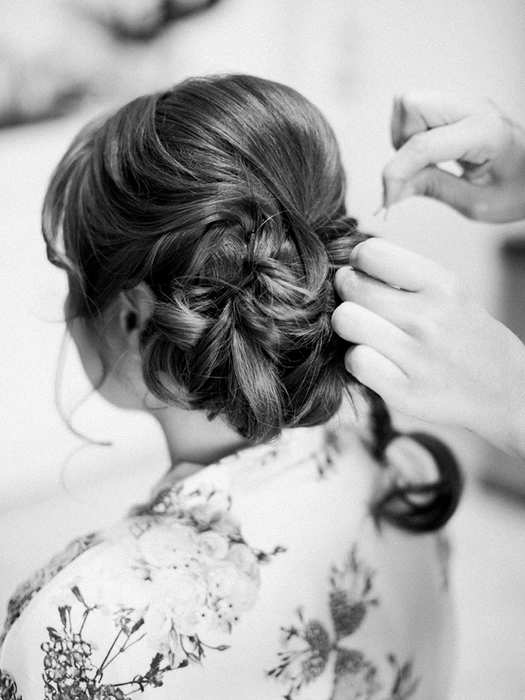 bride getting ready pictures